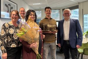 Caroline van der Plas ontvangt Bas Engelen award