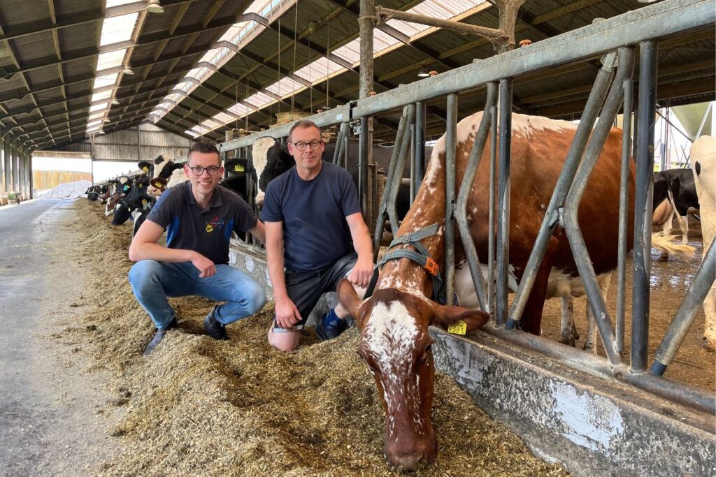 Frans Rops (r.) en zoon Rens (l.) op de moderne open stal.
